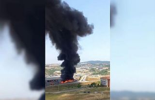 Çöp ayrıştırma tesisi bahçesinde yangın