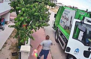 Çöp kamyonunun toplarını patlattığı çocuklara,...