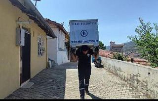 Çöp tenekesini sırtlayan personel temizlikte sınır...