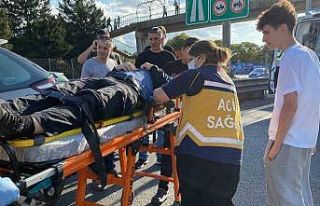 D-100’de otomobil bariyerlere çarptı