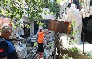 Daireden kamyon kamyon çöp çıktı