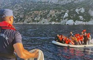 Datça açıklarında 25 düzensiz göçmen kurtarıldı,...