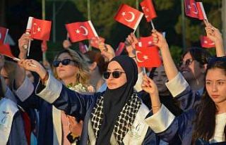 Demirci’de mezuniyet coşkusu, öğrenciler karanfillerle...