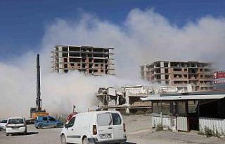 Deprem etkisi oluşturan 13 katlı bina yerle bir...