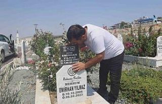 Deprem mezarlığında evlatlarının mezarını ziyaret...