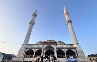 Depremin vurduğu Hatay’da vatandaşlar bayram namazı...