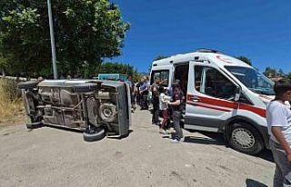 Devrilen otomobildeki 1 kişi yaralandı