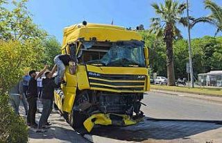 Devrilen tır ortalığı savaş alanına çevirdi:...