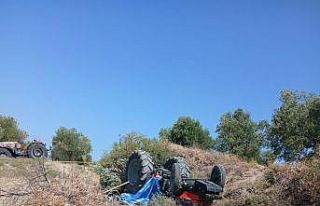 Devrilen traktörün altında can verdi