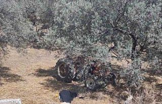 Devrilen traktörün altında kalan sürücü hayatını...