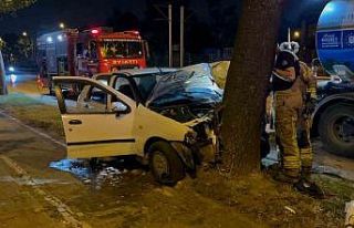 Direksiyon hakimiyetini kaybeden sürücü ağaca...