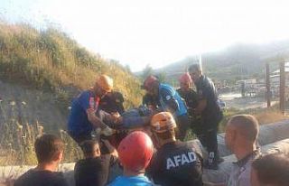 Direksiyonda sıkışan kamyon sürücüsü AFAD ekipleri...