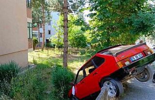 Direksiyonu kilitlenen otomobil apartman bahçesine...