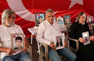 Diyarbakır anneleri bayramda da çadırdan ayrılmadı,...