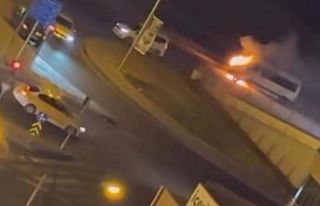 Diyarbakır’da bir minibüs alev alev yandı