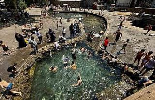 Diyarbakır’da havalar 38 dereceyi gösterdi, çocuklar...