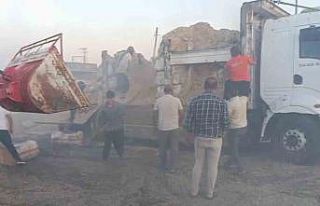 Diyarbakır’da kamyondaki saman balyaları yandı