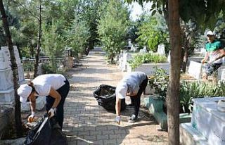 Diyarbakır’da mezarlıklarda bayram sonrası temizlik...