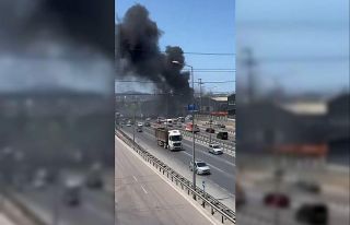 Döküm fabrikasında yangın: Gökyüzü siyah dumanla...