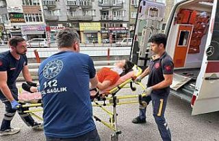 Dolmuştan inen yolcuya motosiklet çarptı: 2 yaralı