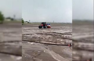 Dolu yağışı ekili alanlara zarar verdi