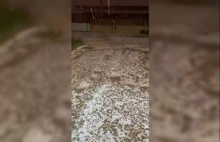 Dolu yağışı ilçeyi beyaza bürüdü