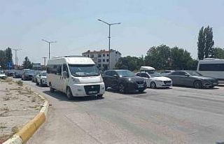 Dönüş yoluna geçen tatilciler uzun araç kuyrukları...