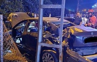 Dörtyol’da elektrik direğine çarpan otomobilin...