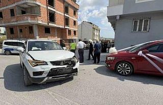 Düğün konvoyu kazaya karıştı, bir otomobil bina...
