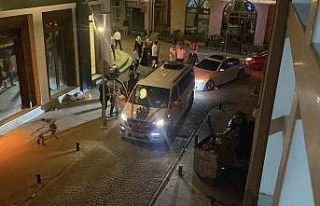 Düğün konvoyundaki kalabalık grup arasında gerginlik...