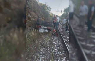 Dursunbey’de otomobil şarampolden tren yoluna uçtu