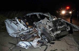 Edirne’de kaza: Tıra çarptıktan sonra hurdaya...