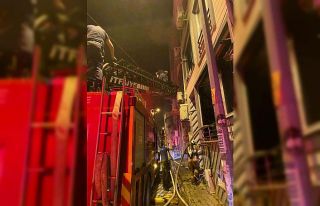 Edremit’te 3 katlı binada çıkan yangına itfaiye...