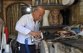 El emeğiyle yaptığı müzik aletlerini 50 yıldır...