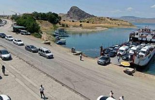 Elazığ-Pertek feribotlarında bayram yoğunluğu:...