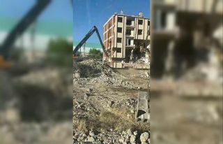 Elazığ’da ağır hasarlı bina tek dokunuşla...
