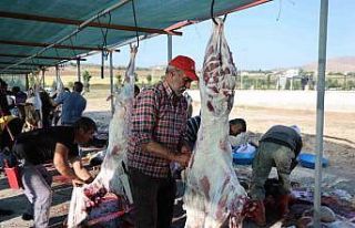 Elazığ’da bayram namazını kılan vatandaşlar,...