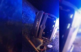 Elazığ’da hafif ticari araç yan yattı: 2 yaralı