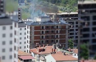 Elazığ’da inşaattaki çatı yangını söndürüldü