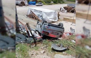 Elazığ’da otomobil şarampole devrildi: 2 yaralı