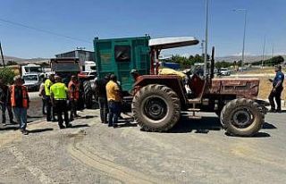 Elazığ’da traktör ile otomobil çarpıştı:...