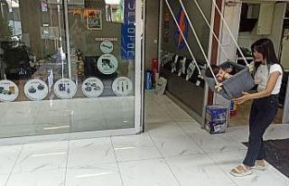 Elektrikçi dükkanına kadın eli değdi: Hem araba...