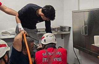 Elini kaptırdığı makineyle hastaneye götürüldü