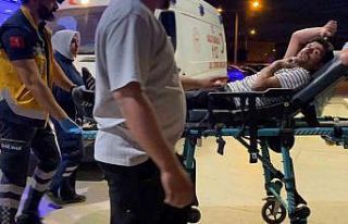 Engelli genci boynundan bıçakladı