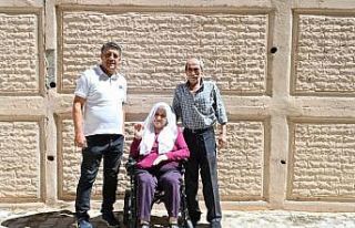 Engelli vatandaş akülü tekerlekli sandalye ile...