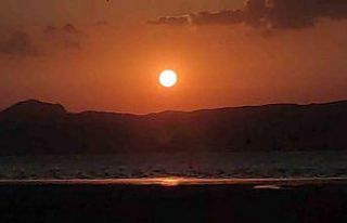 Erçek Gölü’nde muhteşem gün batımı