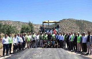 Eruh’taki grup köy yolu sıcak asfaltla buluşuyor