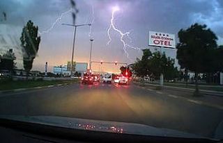 Erzincan’da art arda çakan şimşekler araç kamerasına...