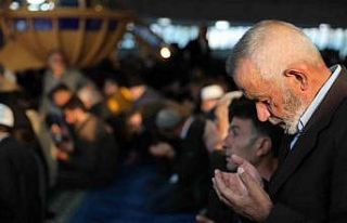 Erzincan’da vatandaşlar bayram namazı için camilere...