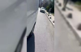 Esenyurt’ta kendisine yol vermeyen aracı taşladı